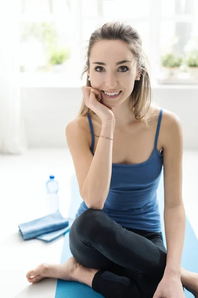 Lachende vrouw thuis oefenen en het hebben van een pauze — Stockfoto