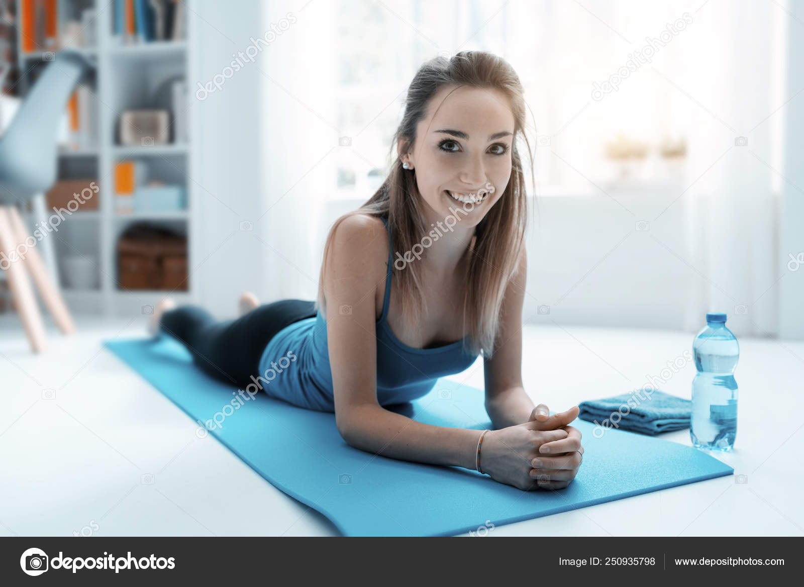 Frau Zu Hause Trainieren Und Pause Stockfoto C Stockasso 250935798