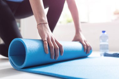 Genç kadın egzersiz sonra onu mat haddeleme