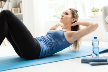 Uygun kadının Sit yapması evde yerde ups