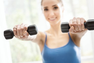 Evde dumbell ile egzersiz genç sportif kadın