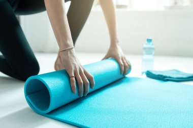Genç kadın egzersiz sonra onu mat haddeleme