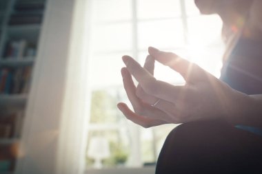Genç kadın evde meditasyon pratik