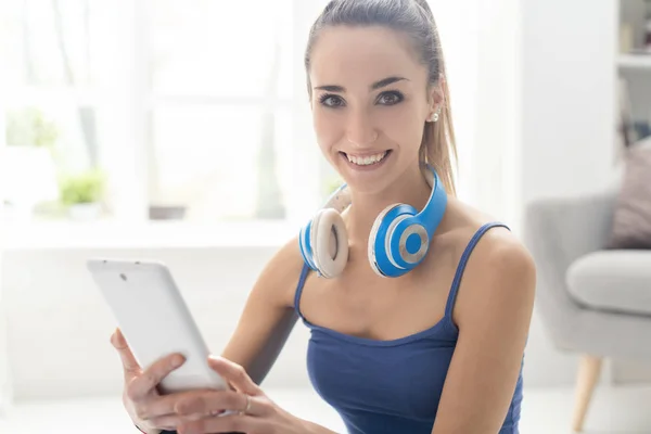 Mutlu kadın müzik onun tablet arama — Stok fotoğraf