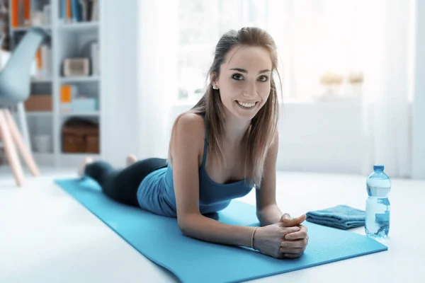 Frau trainiert zu Hause und macht Pause — Stockfoto