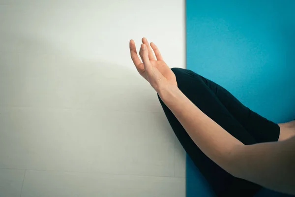 Mujer joven practicando meditación en casa — Foto de Stock