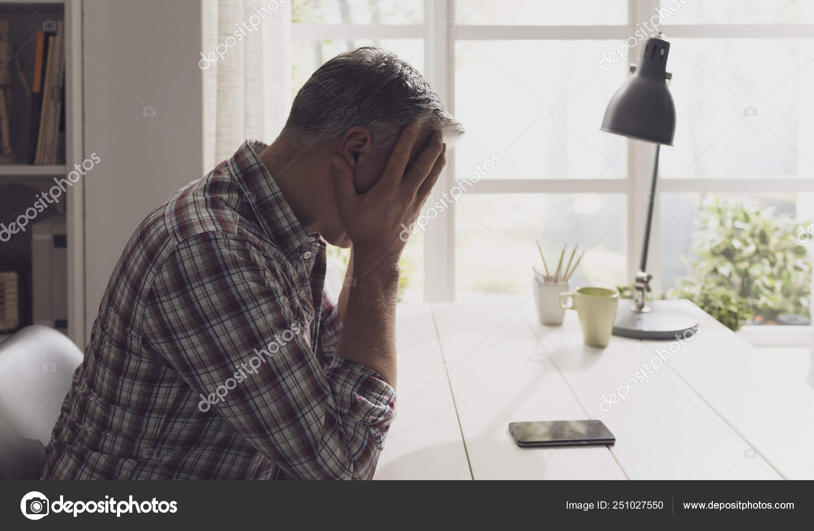 Парень в отчаянии. Мужчина ждет звонка. Мужчина в ожидании звонка. Мужчина ждет звонка. Человек ждущий звонка.