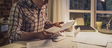 Şok adam evde faturaları kontrol