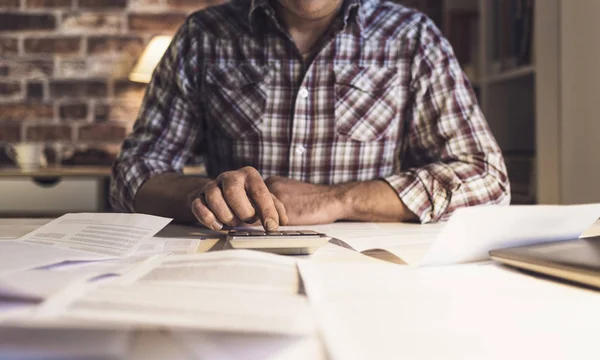 Hombre revisando sus cuentas domésticas — Foto de Stock