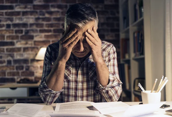 Hombre desesperado revisando sus cuentas domésticas en casa — Foto de Stock