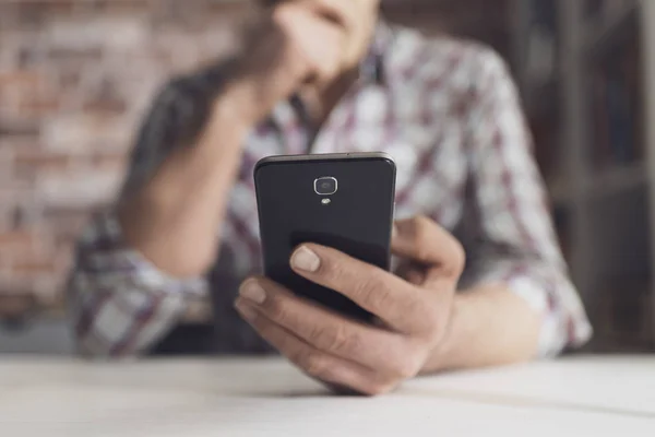 Man houdt van een smartphone en wachten op een oproep — Stockfoto