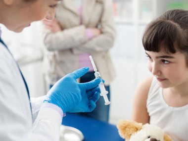 Dost doktor vermeden önce bir kız için bir şırınga gösterilen içinde