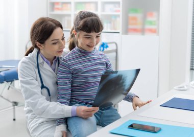 Dost Doktor Röntgen için genç bir hastaya gösterilen