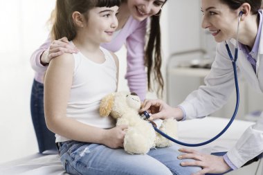 Sevimli bir kız ziyaret ve onunla oynamak doktor