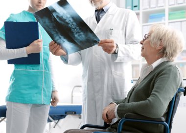 Üst düzey bir hastanın x-ray görüntü denetimi doktor