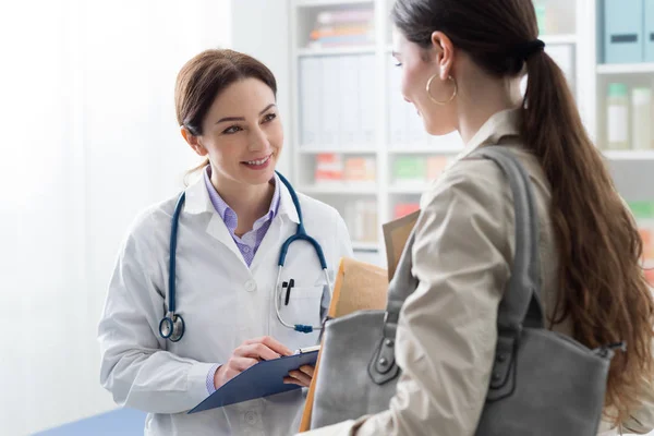 Doctor reuniéndose con un paciente en el consultorio —  Fotos de Stock