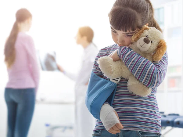 Meisje met arm brace in de spreekkamer — Stockfoto