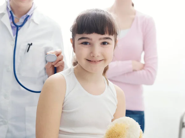 의사의 사무실에서 웃는 귀여운 소녀 — 스톡 사진