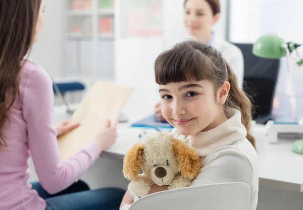 Mère et enfant souriants dans le bureau du médecin — Photo