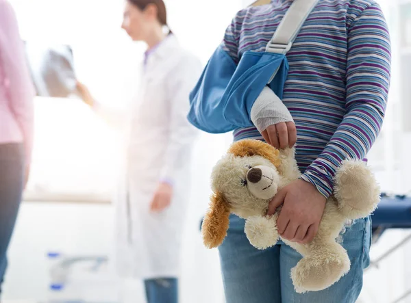 Meisje met arm brace in de spreekkamer — Stockfoto