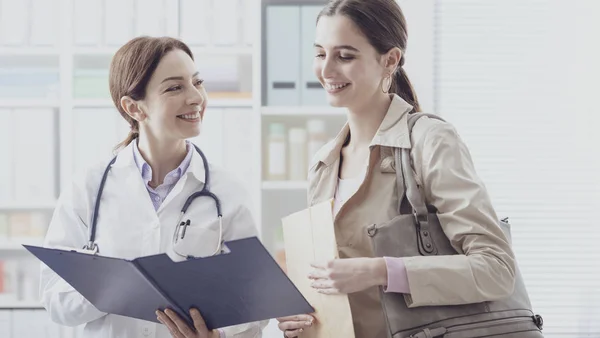 Doctor showing medical records to a patient — Stock Photo, Image