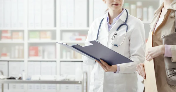 Ο γιατρός δείχνει ιατρικά αρχεία σε έναν ασθενή — Φωτογραφία Αρχείου