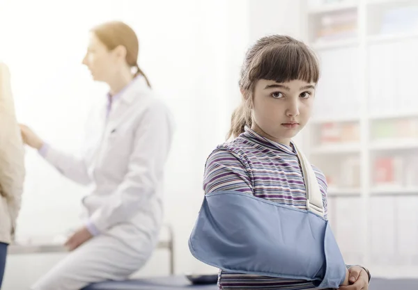 Meisje met gebroken arm en arm brace in de spreekkamer — Stockfoto