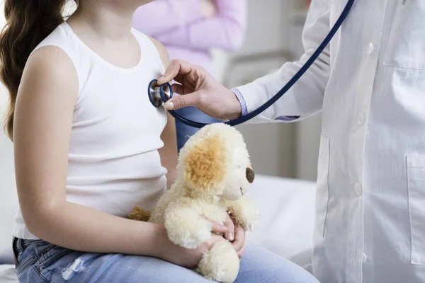 Doktor kontrola dívčí srdce se stetoskopem — Stock fotografie