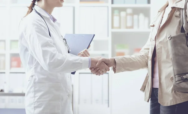 Reunión de médicos y pacientes en el consultorio — Foto de Stock