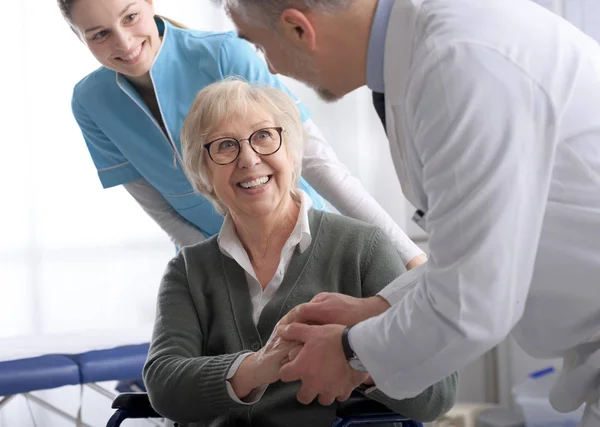 Arts en senior patiënt handen schudden in het kantoor — Stockfoto