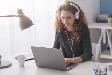 Onu laptop ile bağlanma ve sohbet öğrenci kız