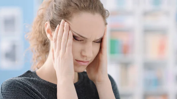 Mujer joven con dolor de cabeza —  Fotos de Stock