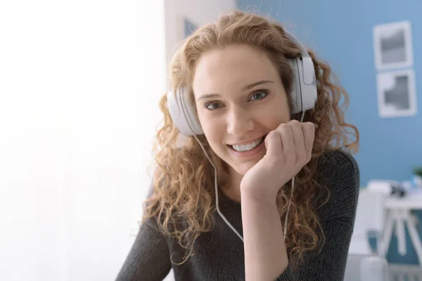 Menina encaracolado sorridente feliz com fones de ouvido — Fotografia de Stock