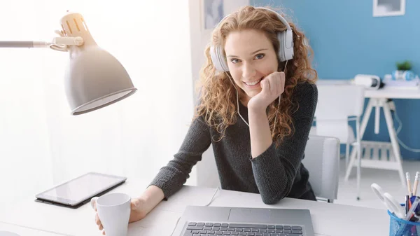 Leuk meisje met koptelefoon — Stockfoto