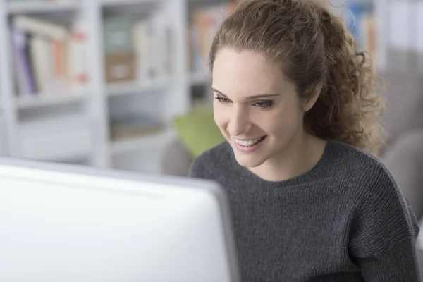 Jovem bela mulher conectando com seu computador — Fotografia de Stock