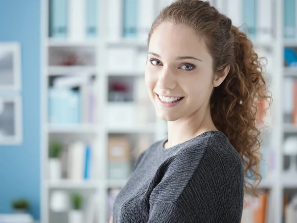 Lächelnde junge Frau posiert zu Hause — Stockfoto