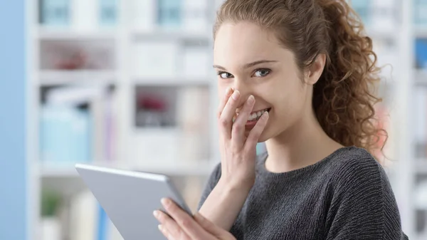 快乐的女人用平板电脑和傻笑 — 图库照片