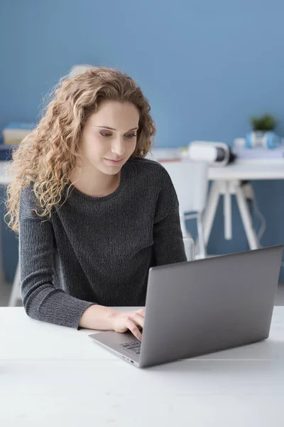 Lachende meisje met haar laptop aansluiten — Stockfoto