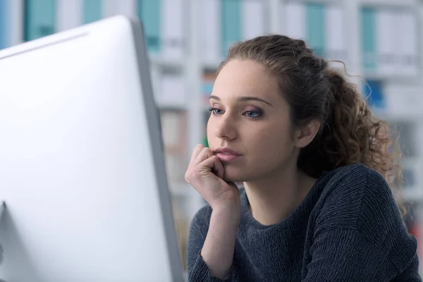 Mooie jongedame met haar computer aansluiten — Stockfoto