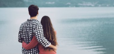 Gölde sarılan romantik genç çift