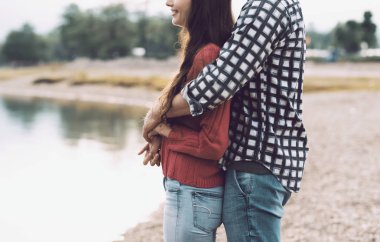 Mutlu genç çift plajda zevk