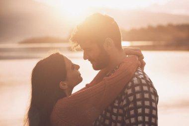 Romantik sevgi dolu çift gün batımında öpüşme