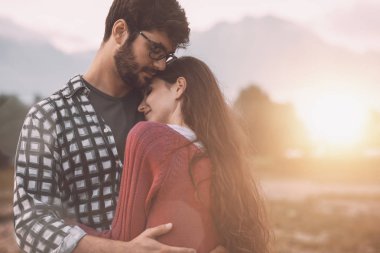 Genç sevgi dolu çift açık havada sarılma