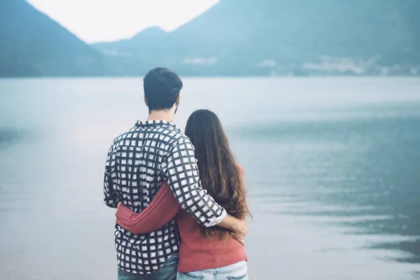 Romantisch jong paar knuffelen aan het meer — Stockfoto