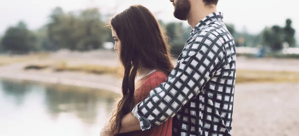 Feliz joven pareja disfrutando en la playa — Foto de Stock