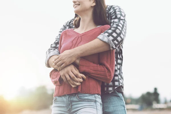 Glückliches junges Paar umarmt und lächelt — Stockfoto