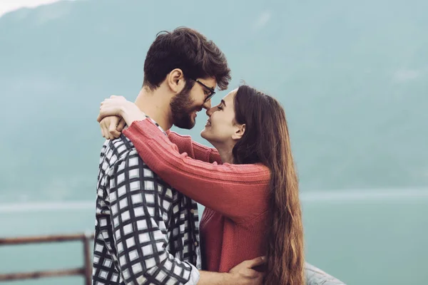 Casal romântico abraçando ao ar livre e sorrindo — Fotografia de Stock