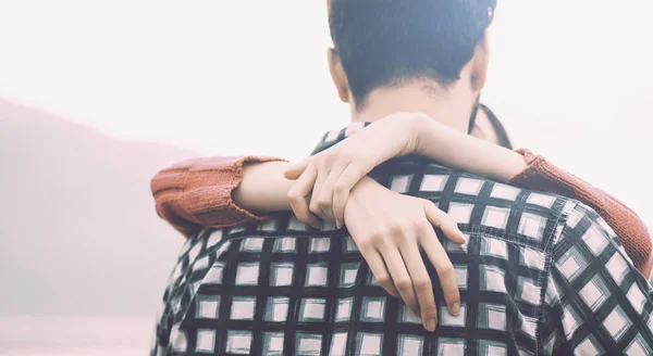 Joven pareja amorosa abrazándose al aire libre — Foto de Stock