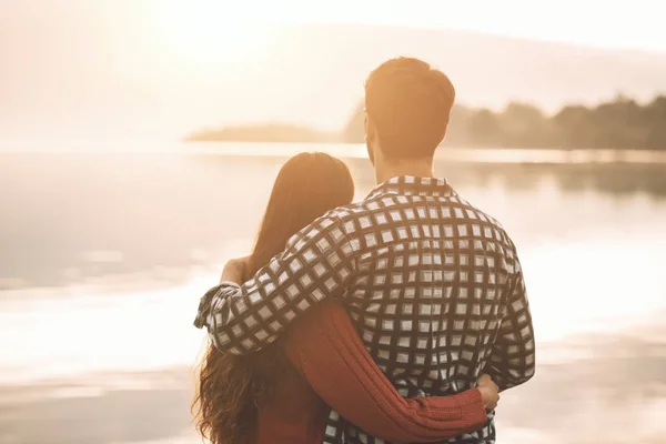 湖で抱き合う愛するカップル — ストック写真