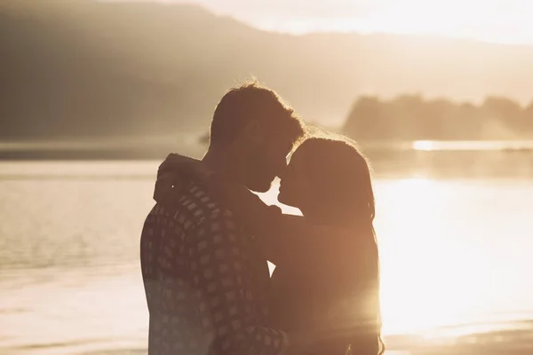 Romantikus szerető pár csók a naplementében — Stock Fotó